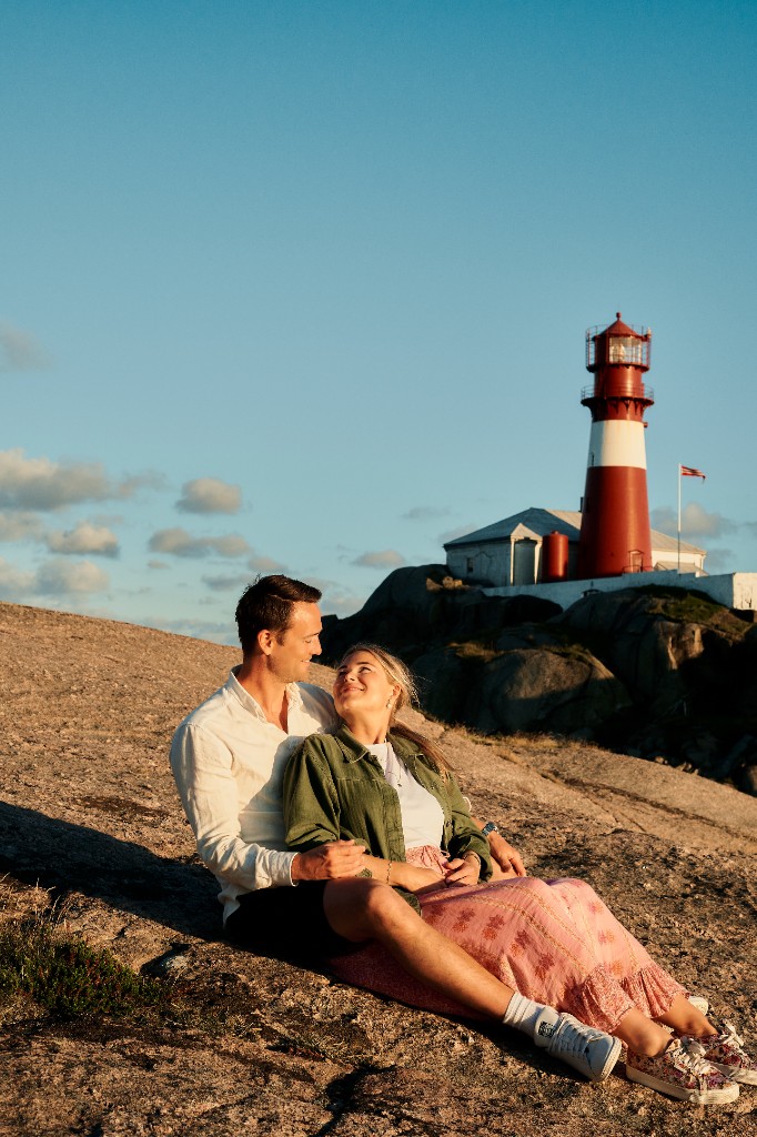 Cathrine og Torbjørn sitter ved Ryvingen Fyr